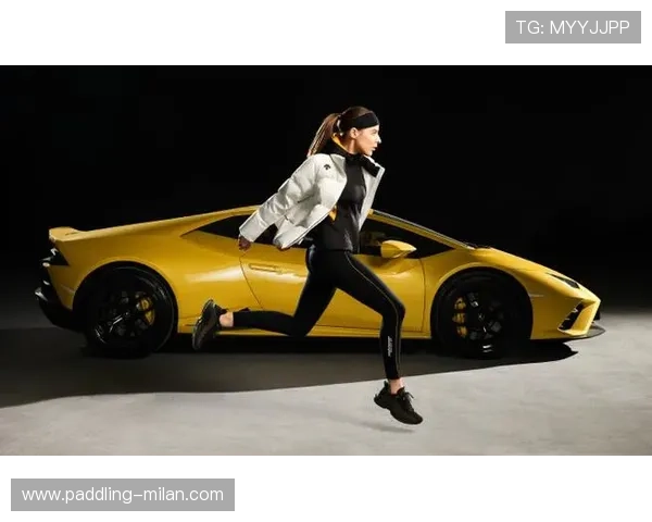 足球球星潮流新风尚冲锋衣搭配紧身裤展现运动与时尚完美融合